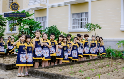 BUỔI HỌC LÀM VƯỜN ĐẶC BIỆT CHÀO ĐÓN THÁNG TÔN VINH PHỤ NỮ TẠI APU - HỆ SONG NGỮ
