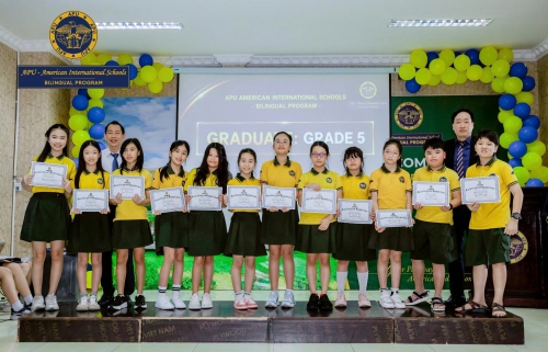 LỄ BẾ GIẢNG NĂM HỌC 2025–2026 – CHƯƠNG TRÌNH SONG NGỮ APU: KHÉP LẠI MỘT HÀNH TRÌNH, MỞ RA NHỮNG CHÂN TRỜI MỚI